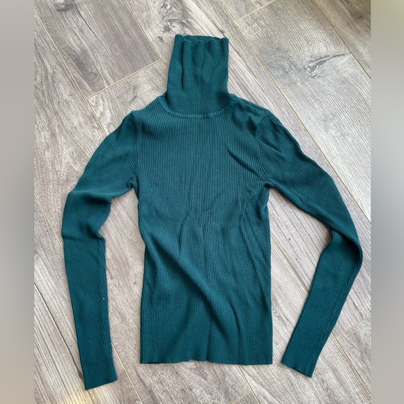 Urban Heritage Tops - Urban Heritable deep green ribbed turtleneck, super stretchy, comfy light weight